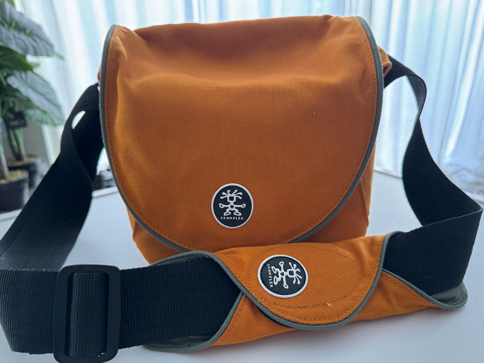 Crumpler Ben's Pizza (L) Cameratas Oranje/Groen, Audio, Tv en Foto, Gebruikt, Oranje, Gevoerd, Ophalen of Verzenden