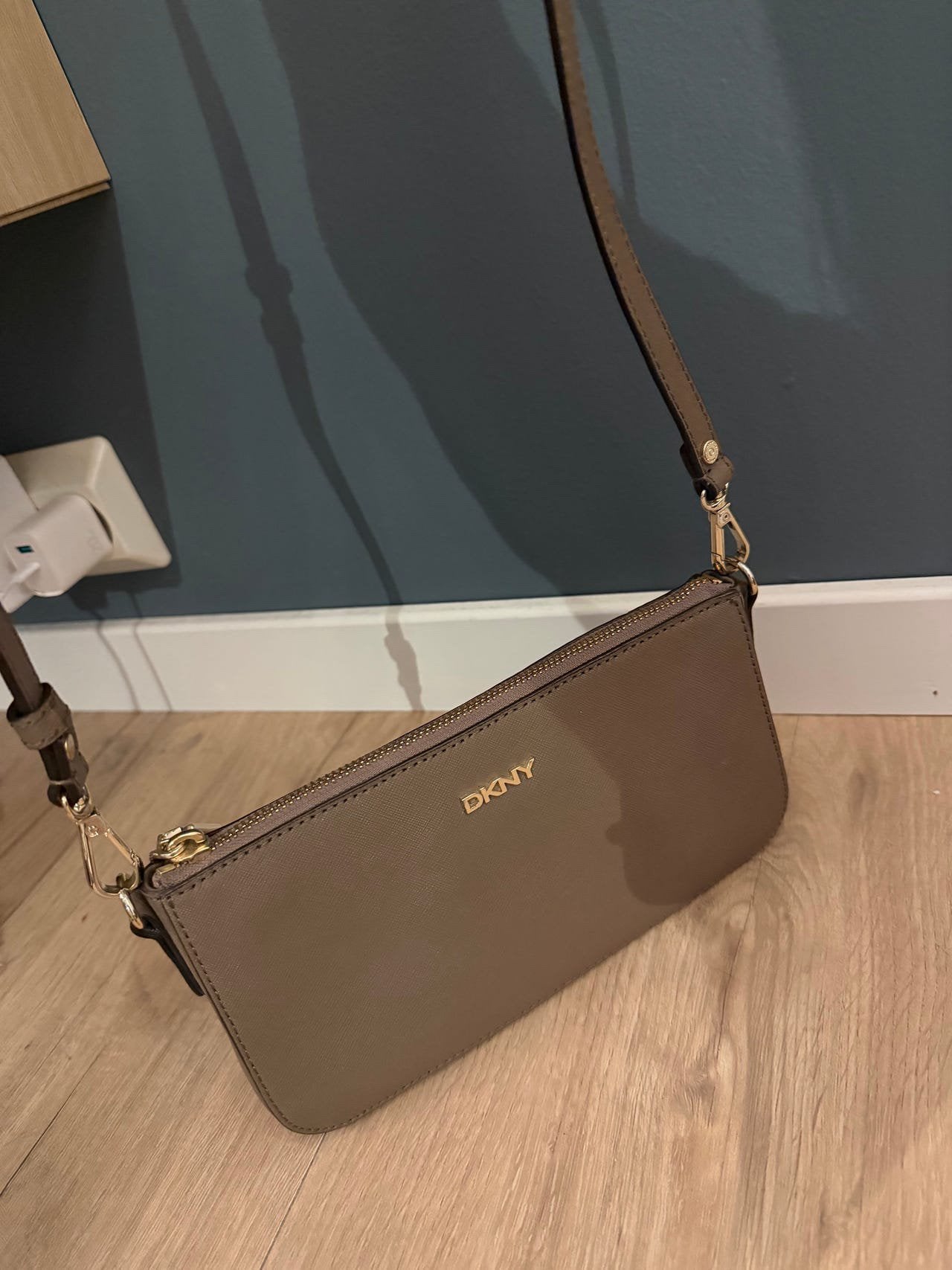 DKNY bruine crossbody tas met logo, Ophalen of Verzenden, Zo goed als nieuw, Bruin