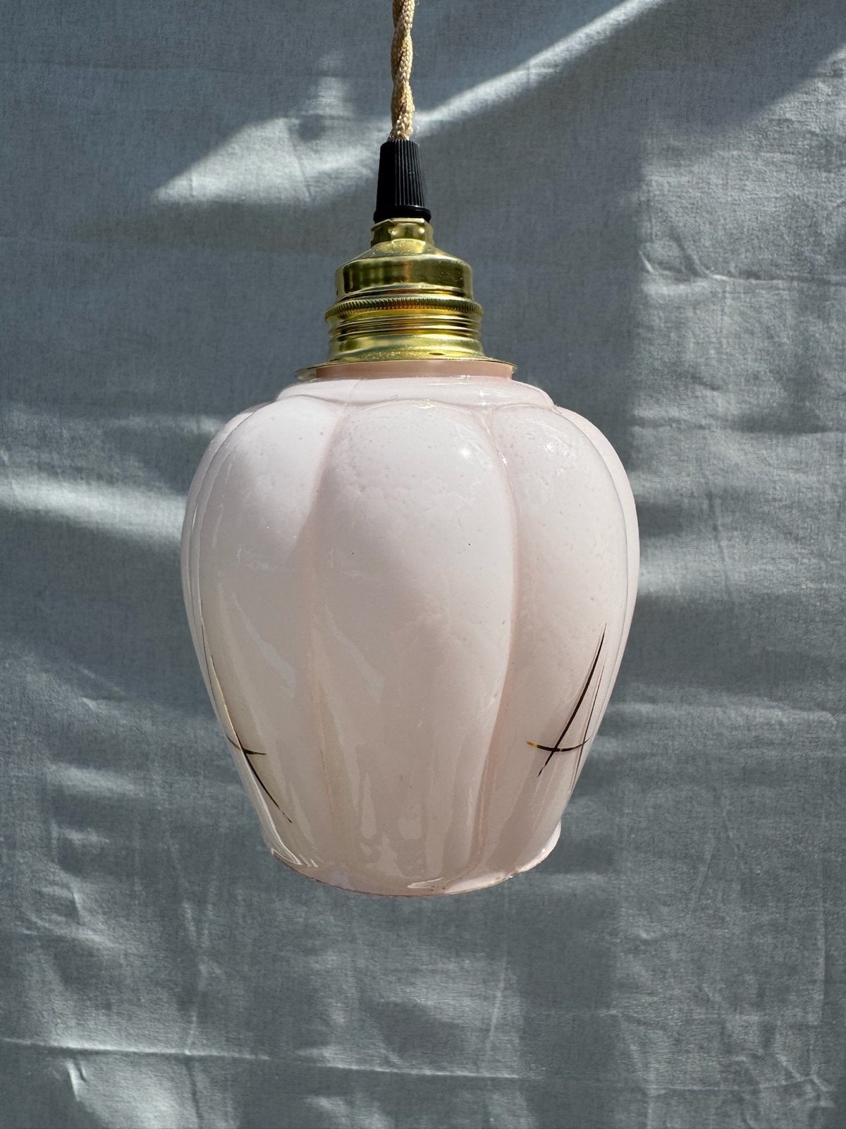 Vintage Roze Glazen Hanglamp met Gouden Details, Ophalen of Verzenden, Gebruikt, Glas, E27 (groot)