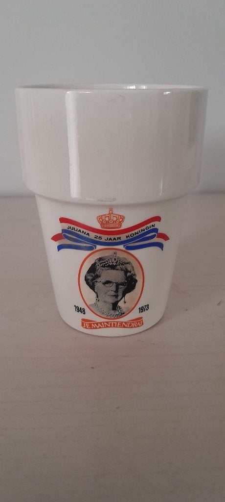 Koningin Juliana 25 jaar koninging mok/melkbeker, Verzamelen, Koninklijk Huis en Royalty, Ophalen of Verzenden, Zo goed als nieuw