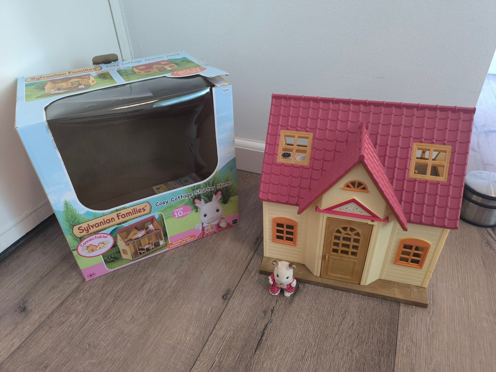Sylvanian Families Cosy Cottage Starter Home met figuur, Ophalen of Verzenden, Zo goed als nieuw, Overige typen