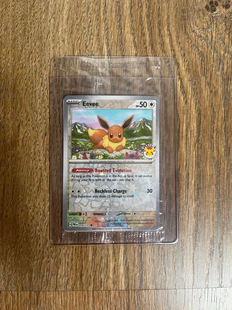 Sealed Pokemon Eevee SWSH095 Promo Celebrations Kaart, Hobby en Vrije tijd, Verzamelkaartspellen | Pokémon, Verzenden, Zo goed als nieuw