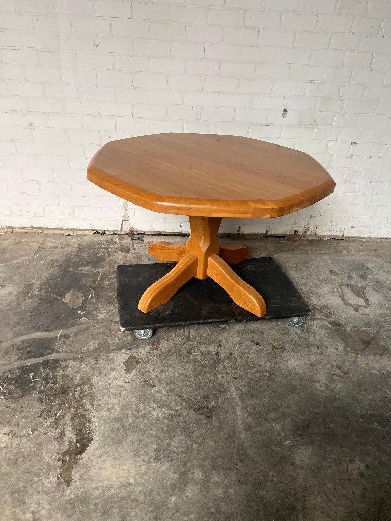 Massief houten eetkamertafel met centrale kruispoot, Ophalen of Verzenden, Gebruikt, 4 tot 6 stoelen