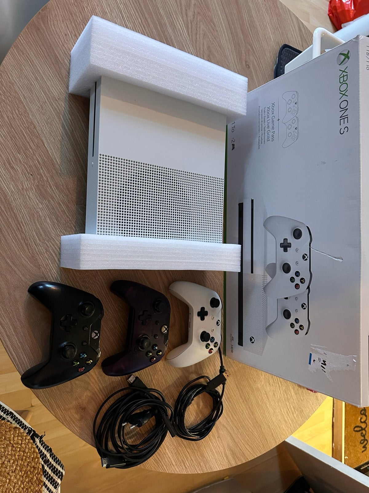 Xbox One S 1TB met 3 controllers en originele doos, Ophalen, Eén computer, Zo goed als nieuw, 3 spelers of meer