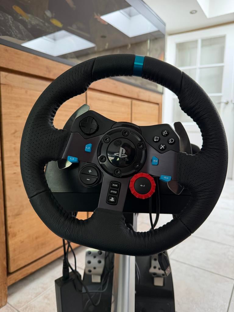 Logitech racestuur met pedalen en Playseat, Spelcomputers en Games, Ophalen, Zo goed als nieuw, Stuur of Pedalen, PlayStation 4