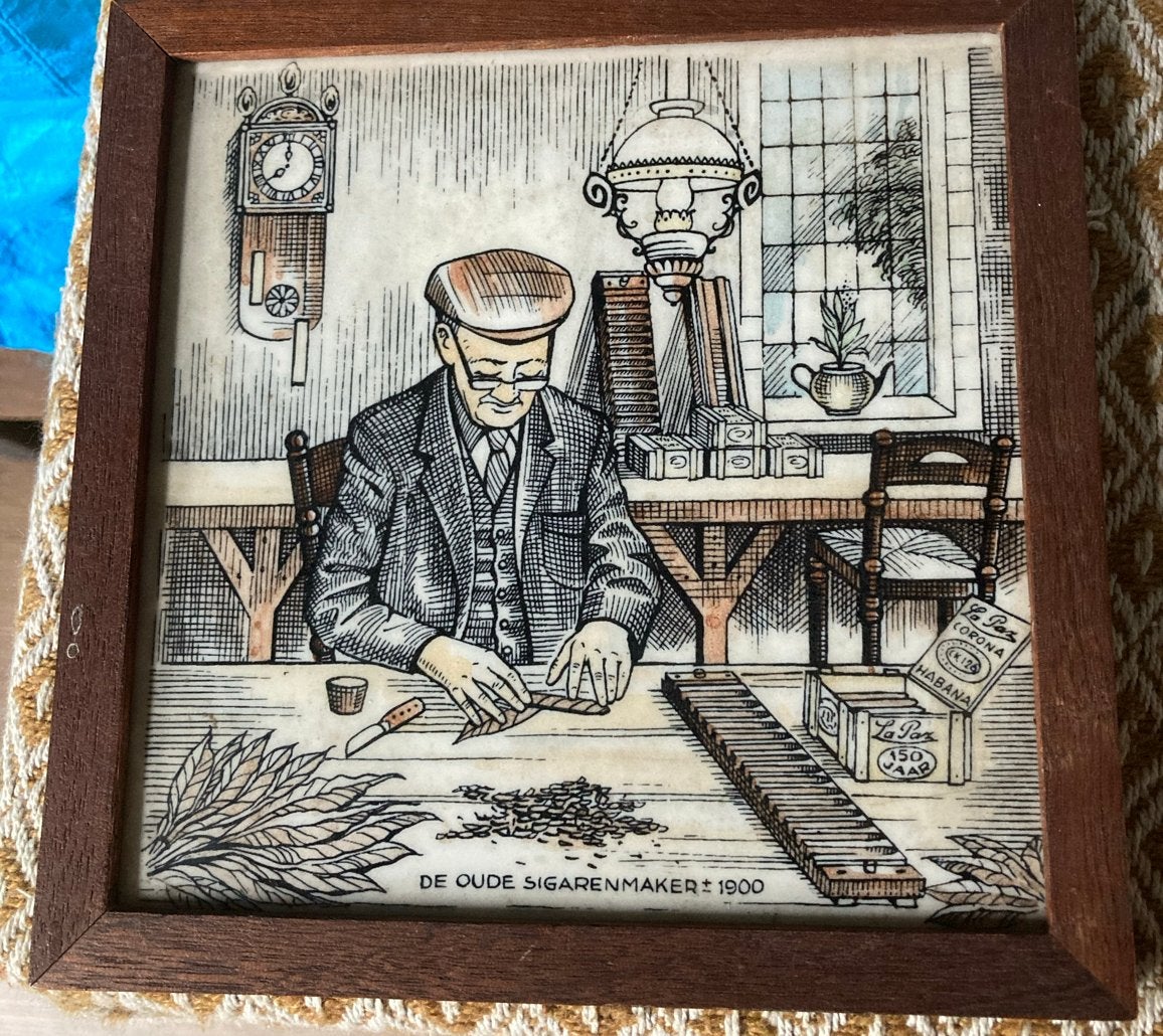 Vintage tegeltje in lijst: De Oude Sigarenmaker 1900, Ophalen of Verzenden