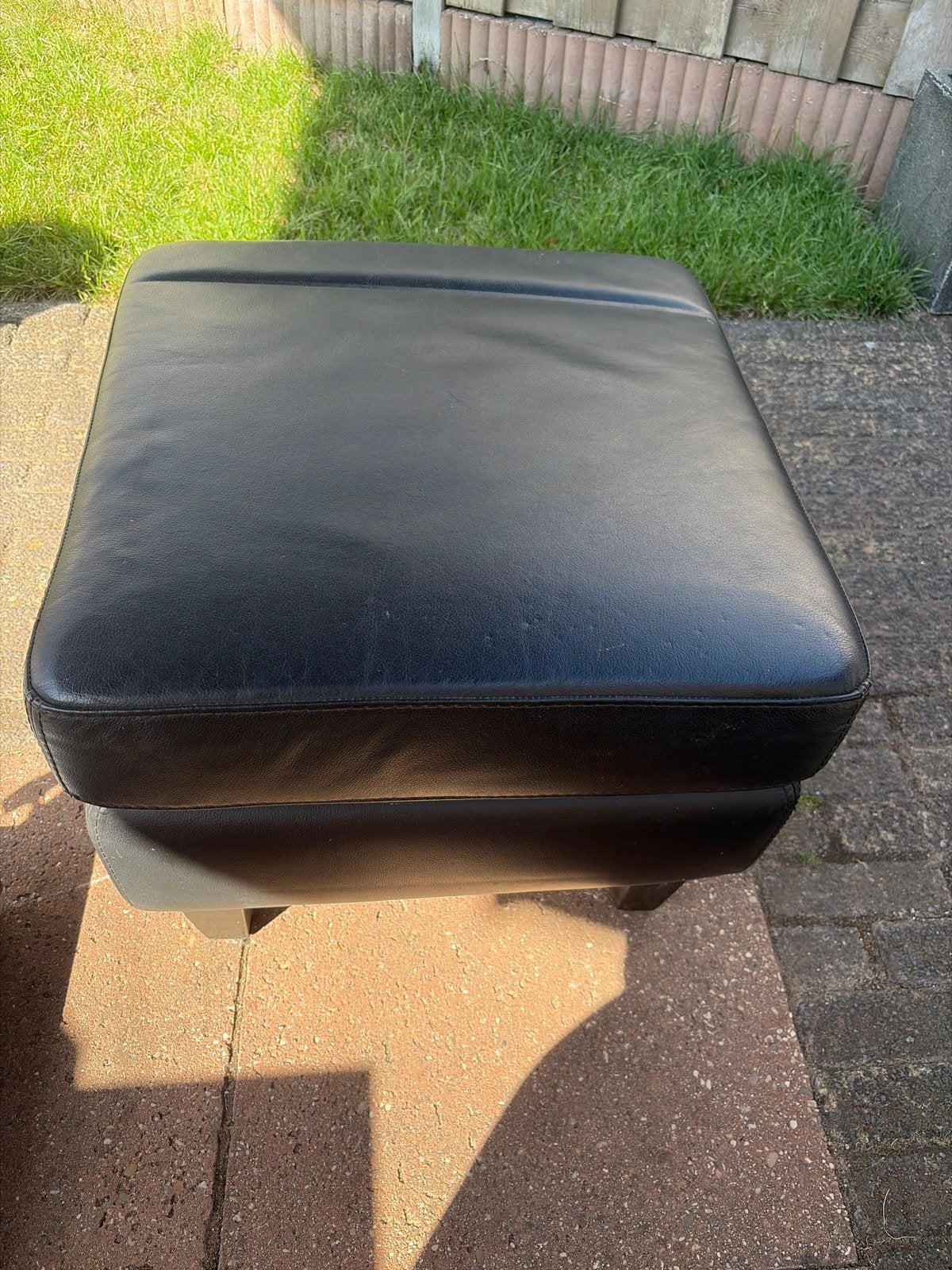 Zwarte Leren Poef, Gebruikt, Leer, Ophalen of Verzenden, 50 tot 75 cm