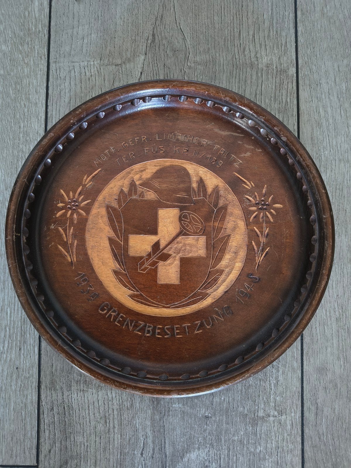 Zwitsers hout gesneden wandbordje, Ophalen of Verzenden, Nederland, Embleem of Badge