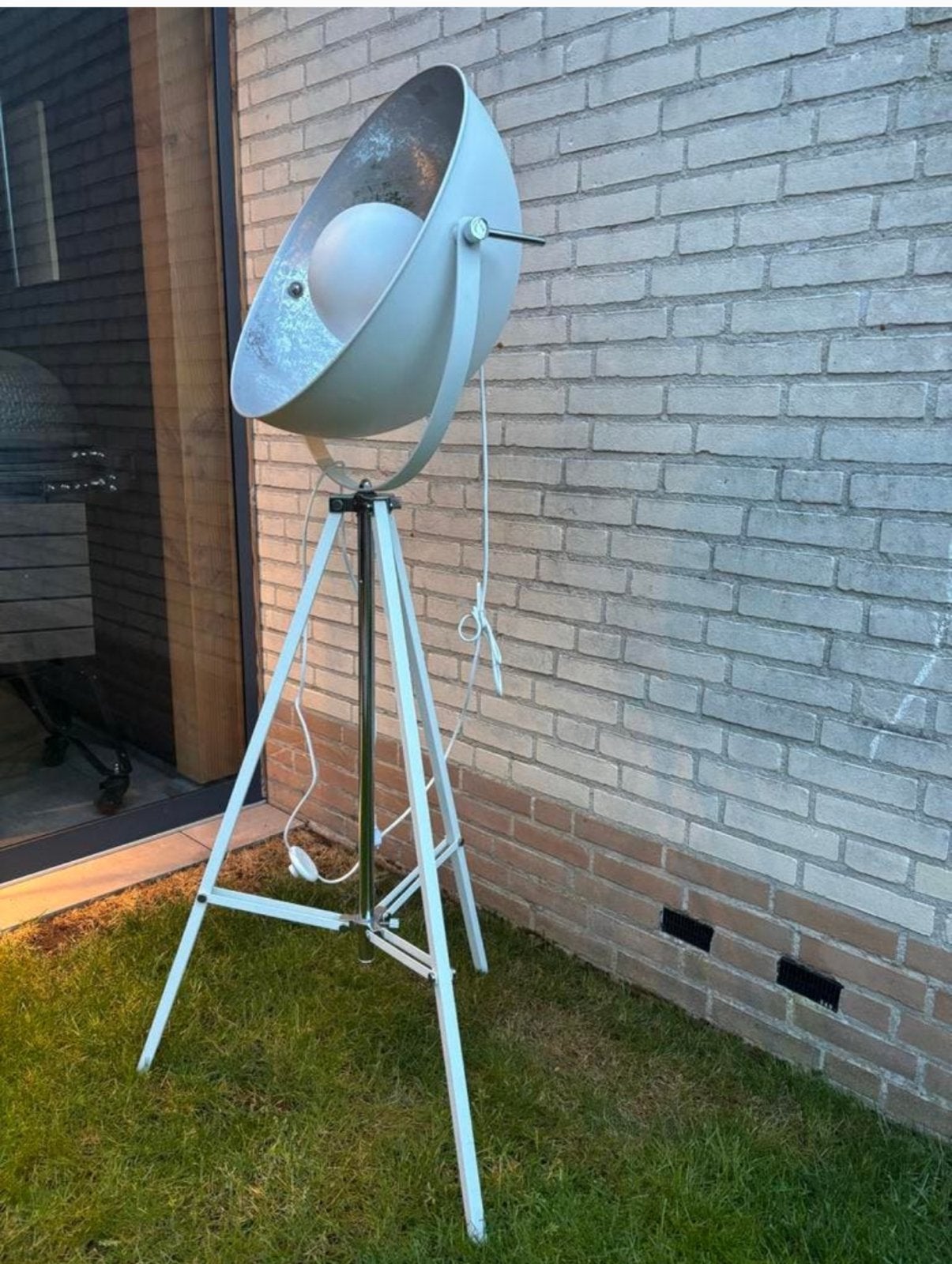 Stijlvolle Staande Driepoot Lamp Wit/Zilver, Huis en Inrichting, Ophalen, Gebruikt, E27 (groot), Indistrueel