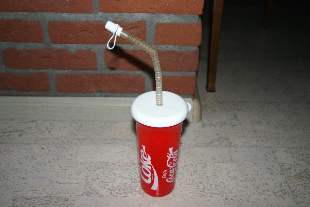 Coca Cola beker met buigbaar rietje en deksel, Verzamelen, Ophalen of Verzenden, Nieuw, Gebruiksvoorwerp