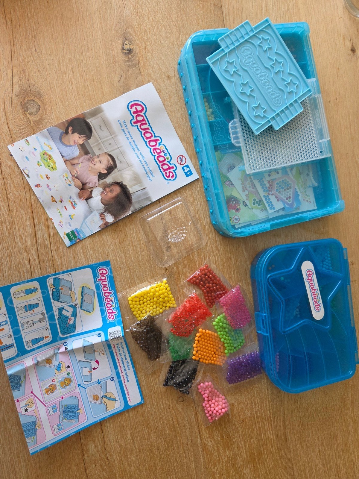 Aquabeads set met veel balletjes en accessoires, Ophalen of Verzenden, Gebruikt, Bouwen