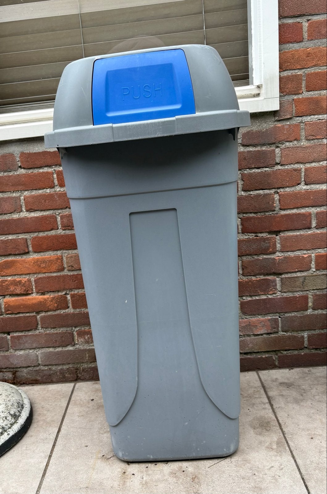 Grijze afvalbak met blauwe 'PUSH' klep en wielen, Ophalen, Kunststof, Gebruikt, 40 liter of meer