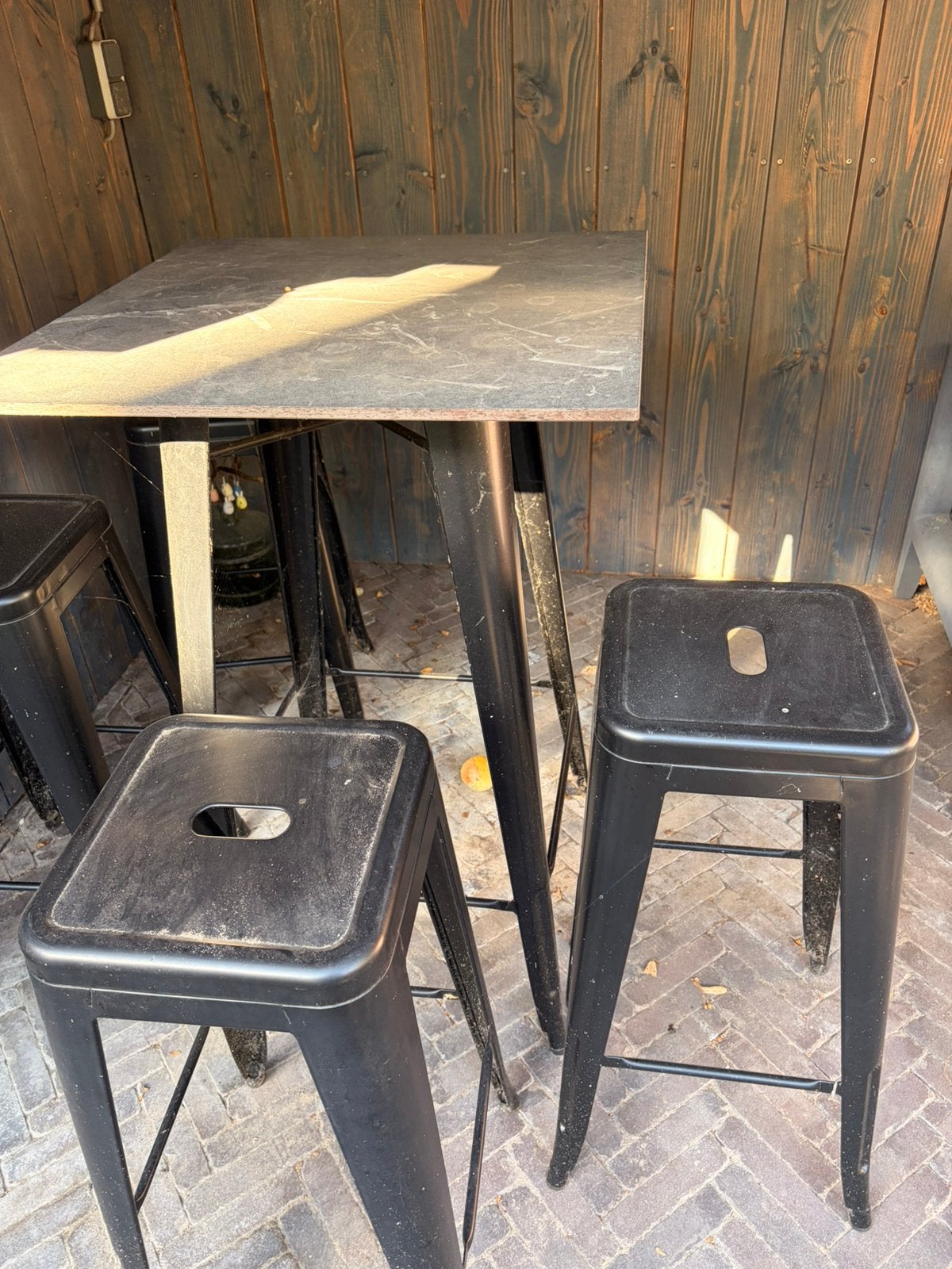 Bartafel voor buiten met 4 zwarte metalen barkrukken, 4 krukken, Ophalen, Zo goed als nieuw, 60 tot 90 cm