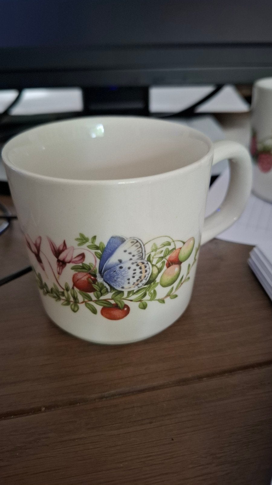 Mok beker marjolein Bastin wedgwood libelle bessen vlinder J, Ophalen of Verzenden