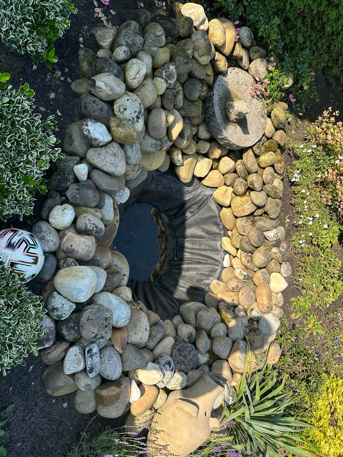 Decoratieve vijverrand met keien en molensteen, Tuin en Terras, Ophalen, Gebruikt