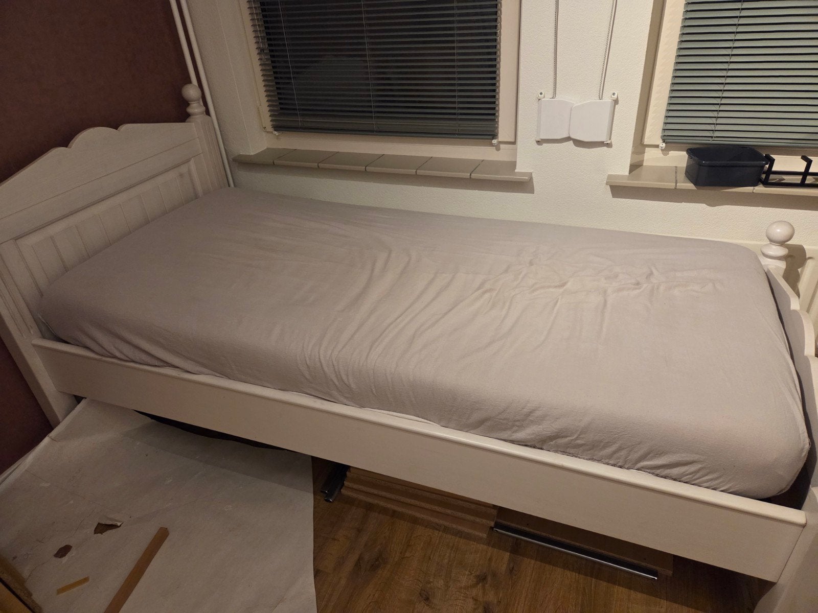Degelijk massief houten bed met verstelbare lattenbodem, Huis en Inrichting, Slaapkamer | Bedden, Ophalen, Verstelbaar, 90 cm