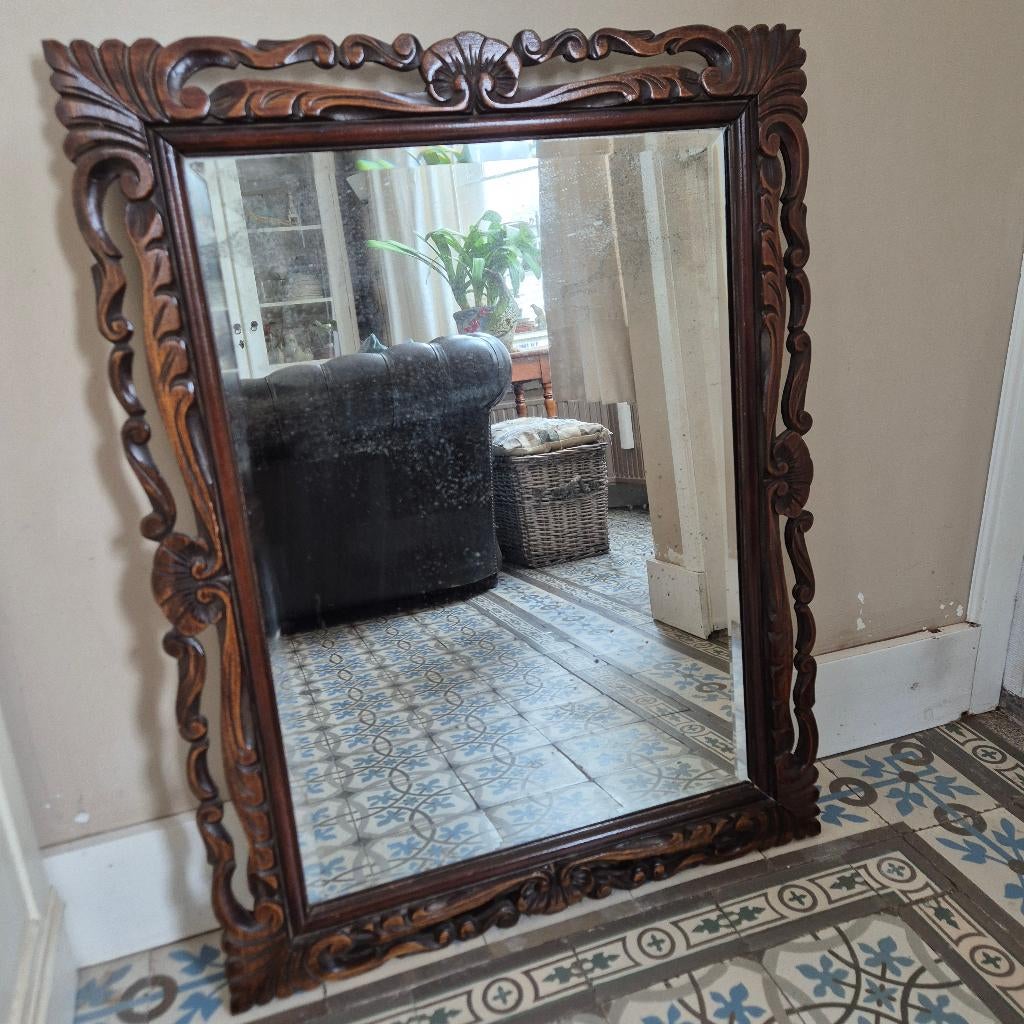 Mooie antieke spiegel verweerd, bewerkte lijst 86x66cm
