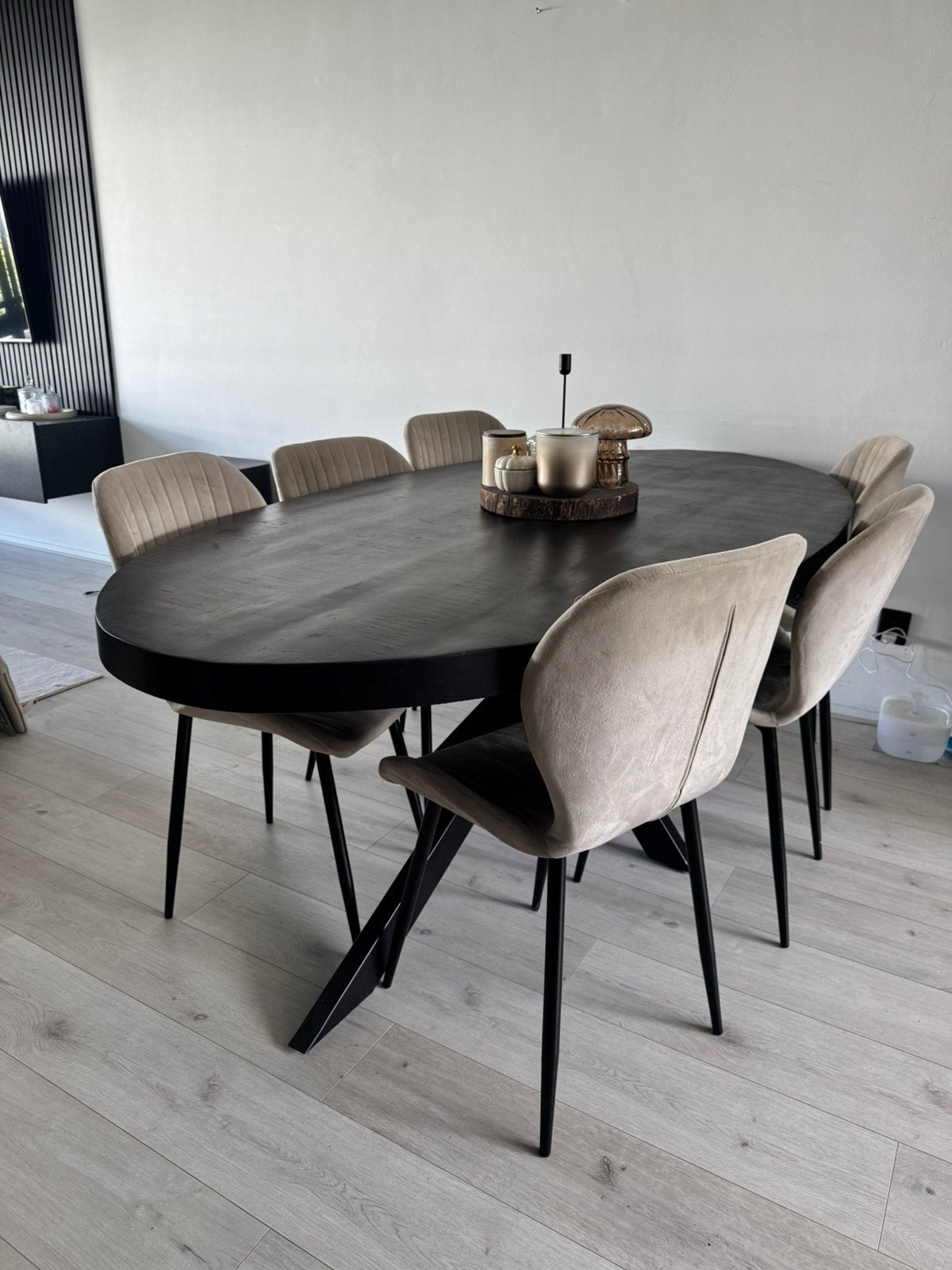 Ovale zwarte mangohout tafel met spinpoot, Huis en Inrichting, Ophalen, 100 tot 150 cm, 200 cm of meer, Zo goed als nieuw
