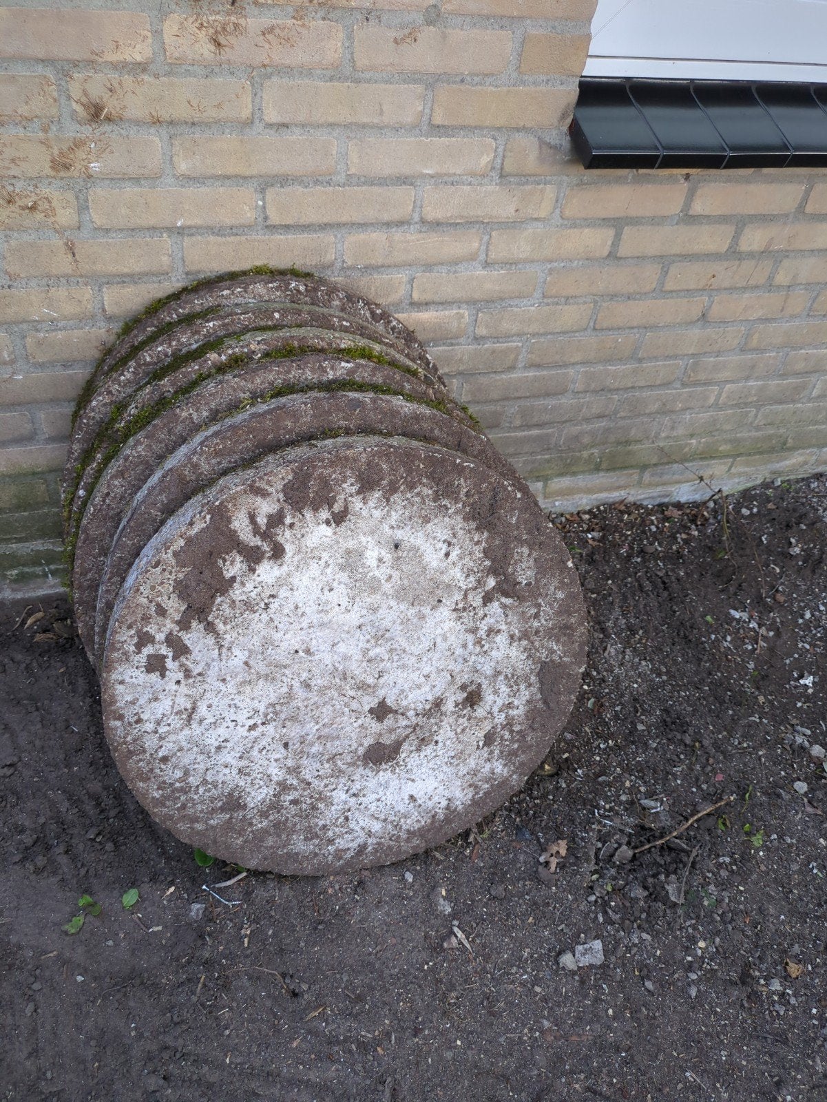 Gratis af te halen: ronde grinttegels, Ophalen, Gebruikt, Beton, Overige typen