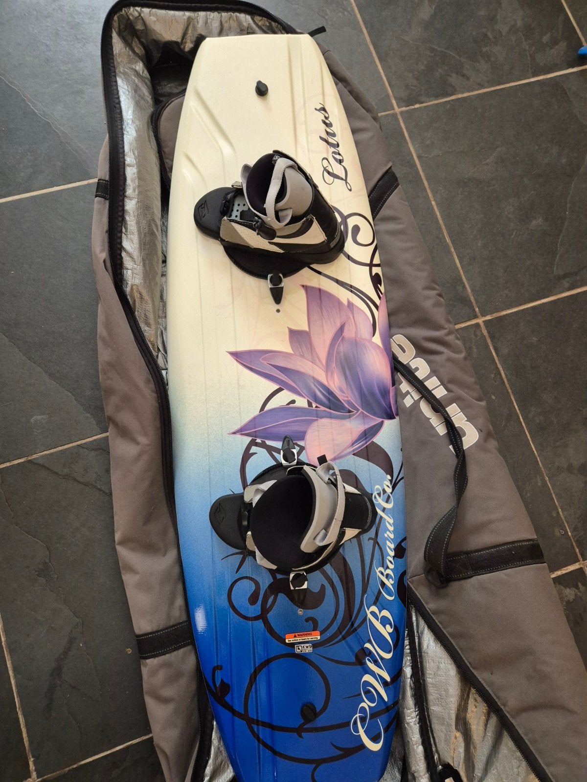 CWB Lotus Wakeboard met bindingen en tas, Watersport en Boten, Wakeboarden, Ophalen