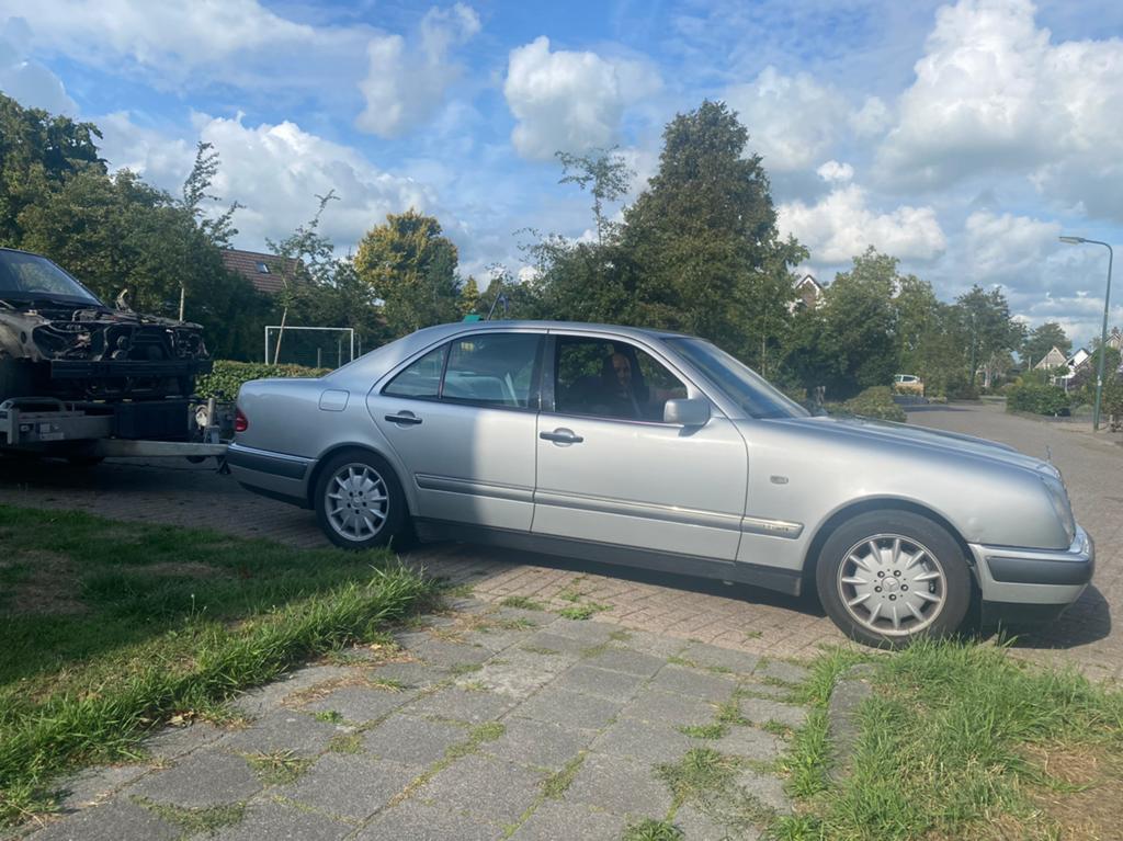 Mercedes-Benz Mercedes E240 LPG, Auto's, Mercedes-Benz, Sedan, Geïmporteerd, Zilver of Grijs, Ophalen