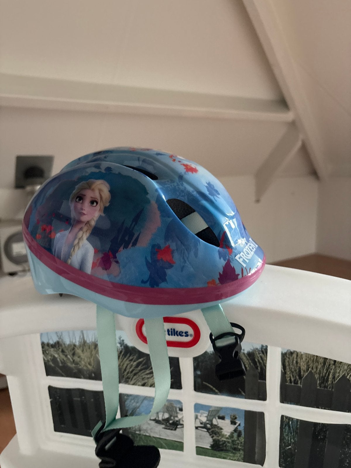 Frozen fietshelm voor kinderen - Zo goed als nieuw, Fietsen en Brommers, Fietsaccessoires | Fietshelmen, Ophalen, Zo goed als nieuw
