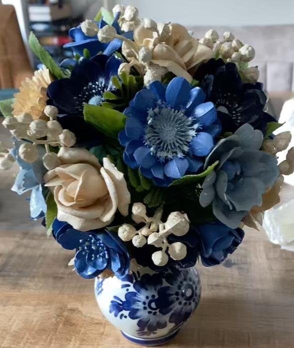 Delfts Blauw vaasje met kunstbloemen - Handgemaakt, Antiek en Kunst, Ophalen of Verzenden