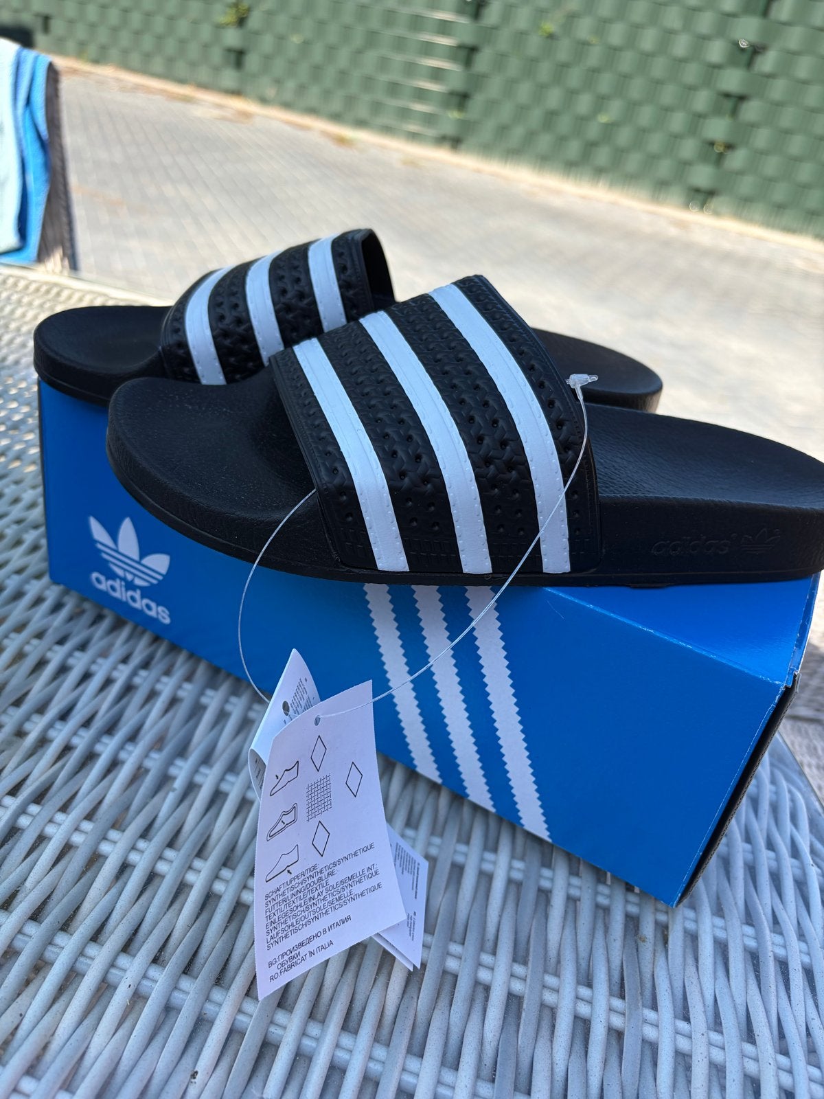 Adidas Adilette Slippers - Nieuw in doos 42, Ophalen of Verzenden, Nieuw, Zwart, Slippers