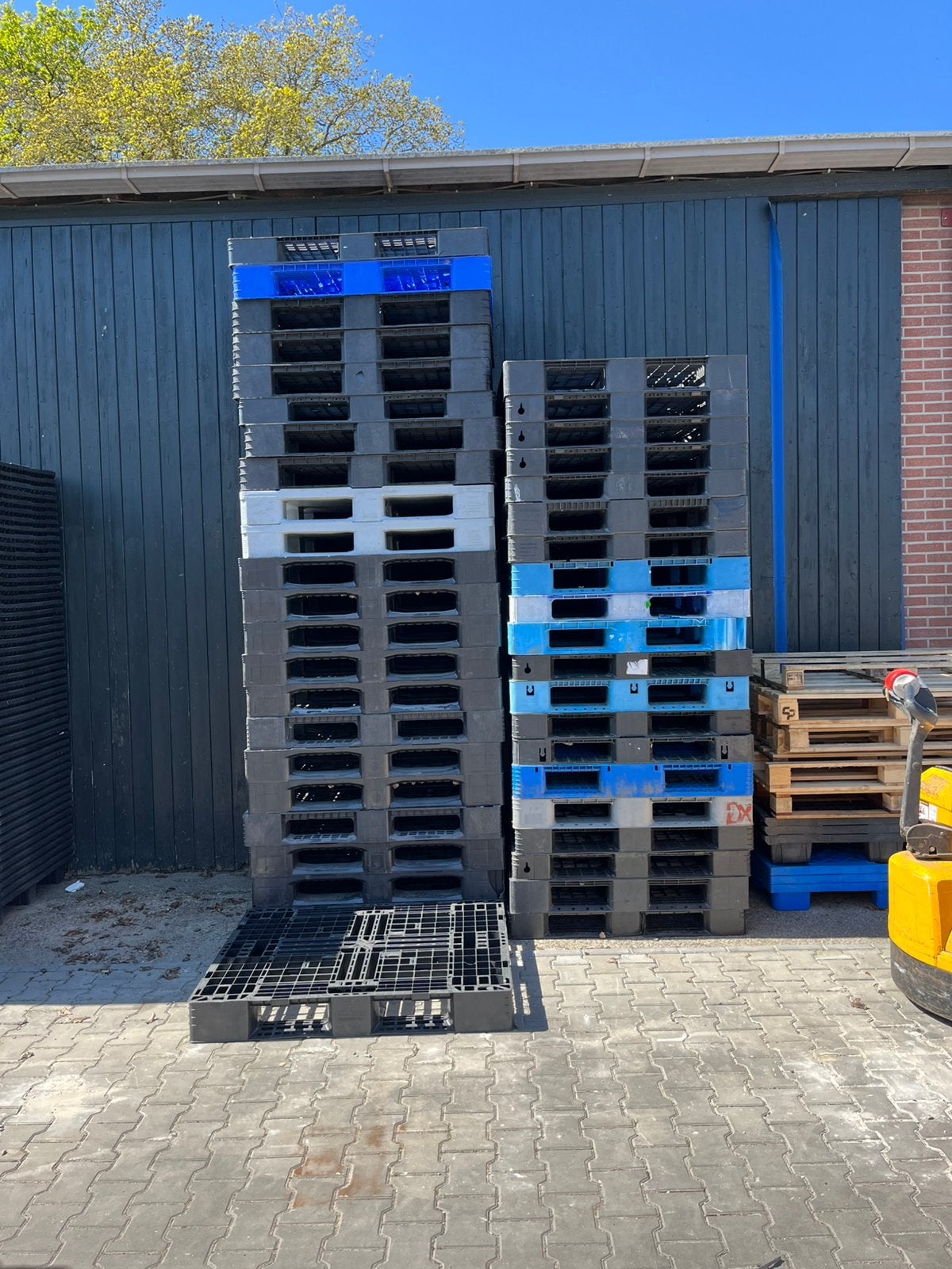Partij kunstoffen/plastic pallets gezocht, Ophalen
