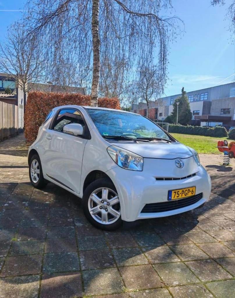 Toyota IQ 1.0 2009 Wit, Auto's, Toyota, 4 stoelen, Bruin, Handgeschakeld, 3 cilinders