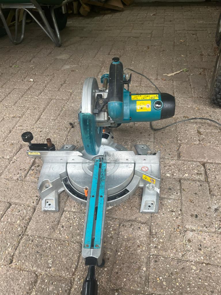 Makita LS0815FL Afkortzaag - 1400W, 216mm zaagblad, Ophalen of Verzenden, Zo goed als nieuw, Afkortzaag, 30 tot 70 mm