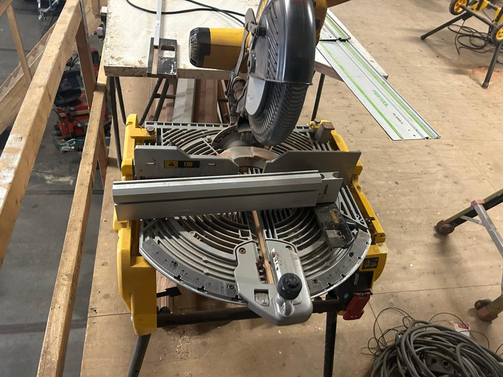 Dewalt zaagtafel afkortzaag, Doe-het-zelf en Verbouw, Gereedschap | Zaagmachines, Ophalen, Gebruikt, Afkortzaag, 30 tot 70 mm