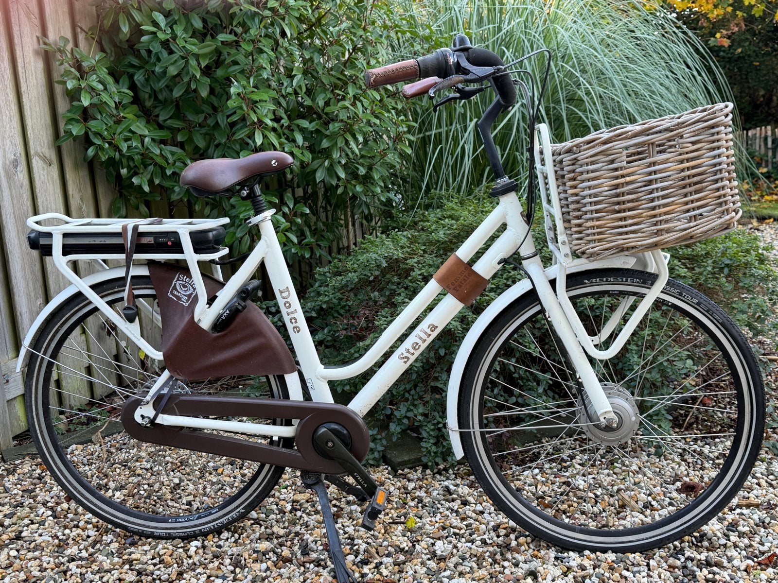 Stella Dolce E-bike L met mand en 2036 km op de teller, 55 tot 59 cm, Ophalen, Zo goed als nieuw, 50 km per accu of meer