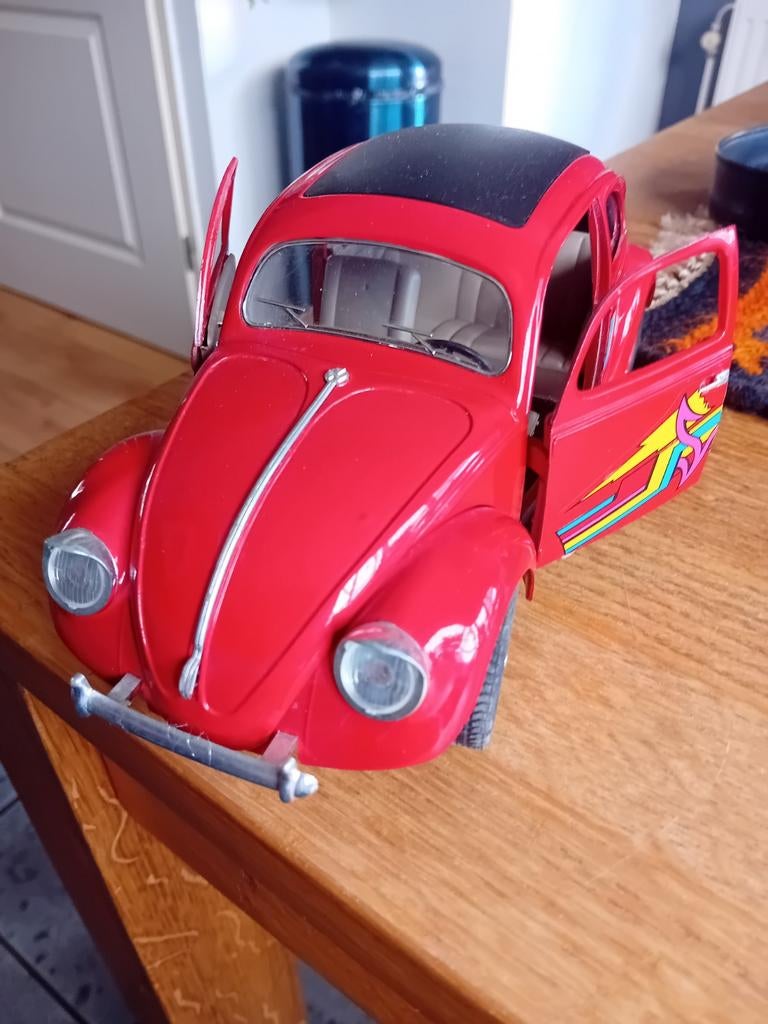 Mooie rode VW Kever modelauto - achterbank ontbreekt, Hobby en Vrije tijd, Modelauto's | 1:18, Ophalen of Verzenden, Gebruikt