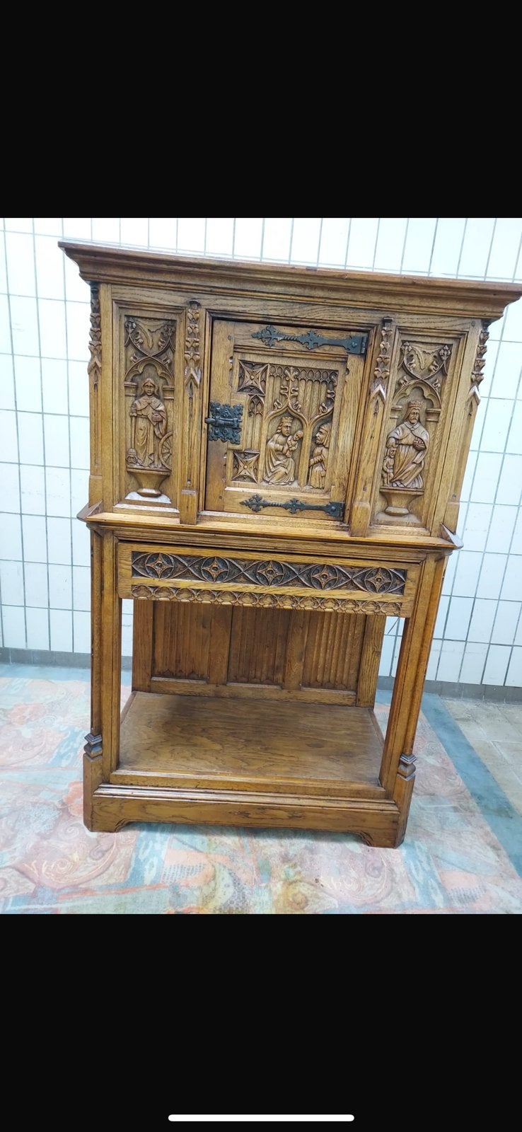 Credence kast, neo gotisch, eind 19de eeuw., Ophalen