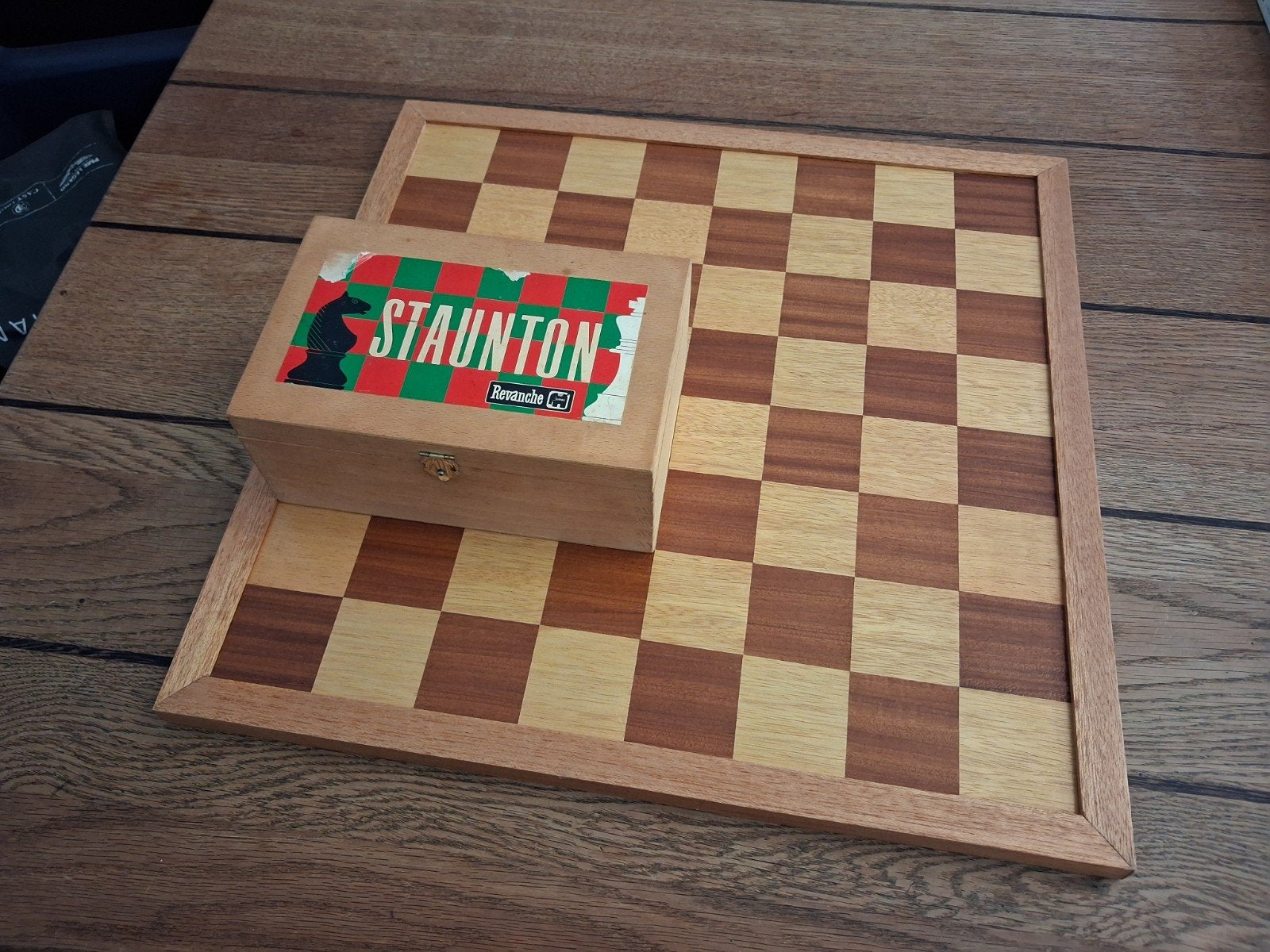 Staunton Schaakspel met Bord en Stukken chikri sheesham, Een of twee spelers, Ophalen of Verzenden, Gebruikt, Revanche