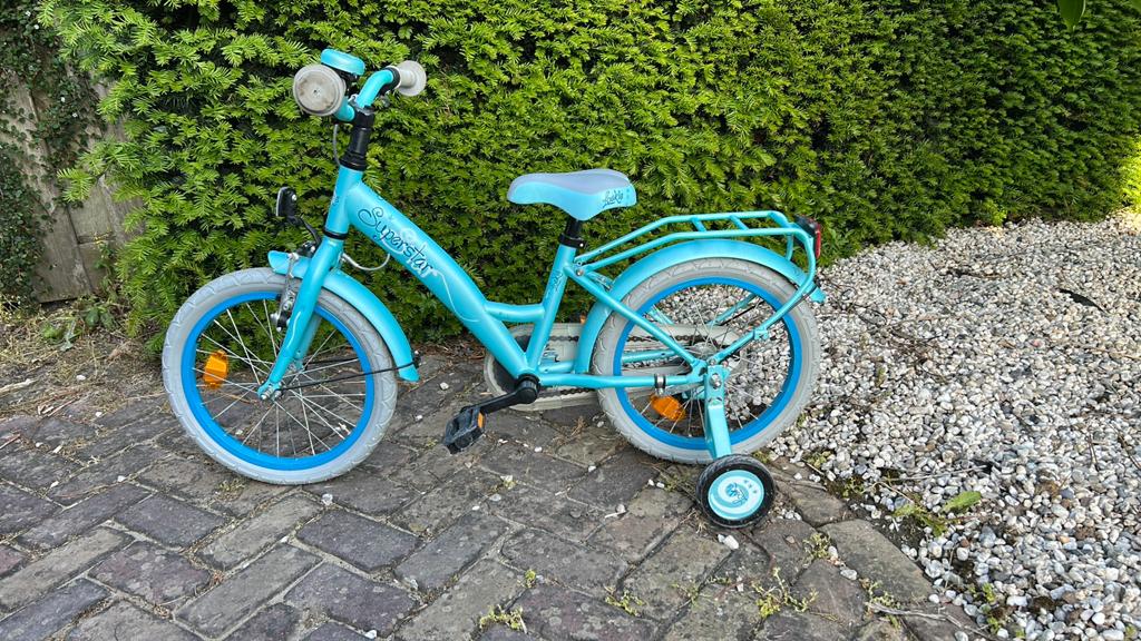 Kinderfiets Loekie superstar 16inch, Fietsen en Brommers, Fietsen | Kinderfietsjes, Ophalen, Terugtraprem, Zijwieltjes, 16 tot 20 inch