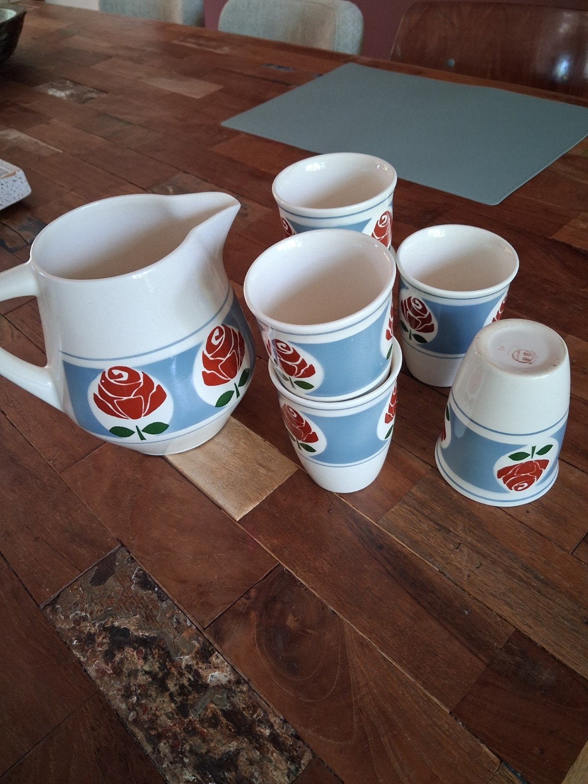 melk kan +bekers, Ophalen