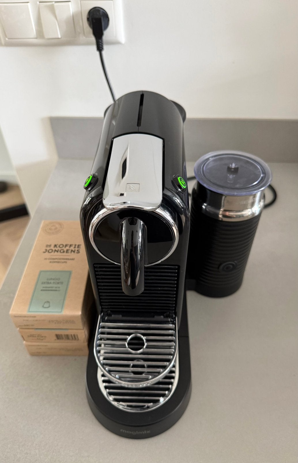 Nespresso apparaat Magimix Citiz & Milk, Gebruikt, Espresso apparaat, Ophalen of Verzenden, Koffiepads en cups