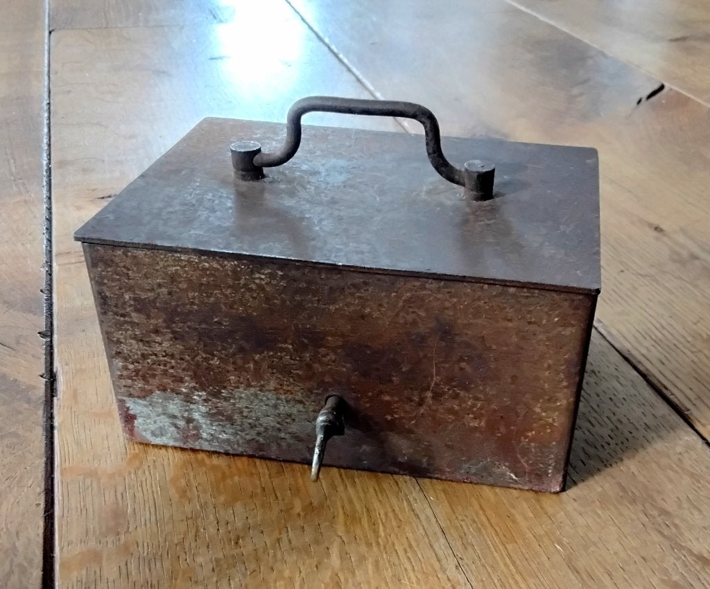 Oud vintage metalen geldkistje met sleutel, Ophalen of Verzenden