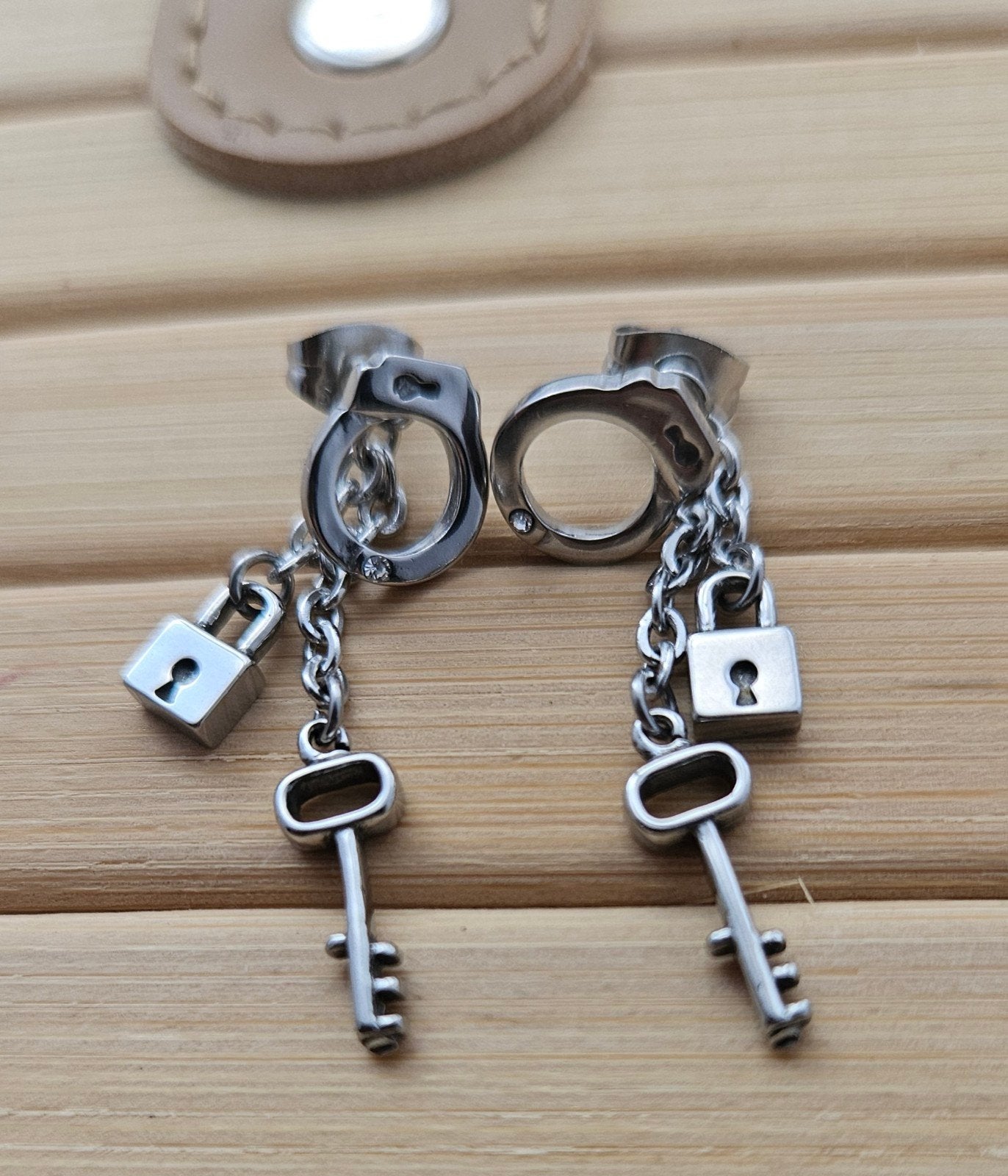 rvs stalen handboeien sleutel oorbellen, Overige materialen, Hangers, Nieuw, Ophalen of Verzenden