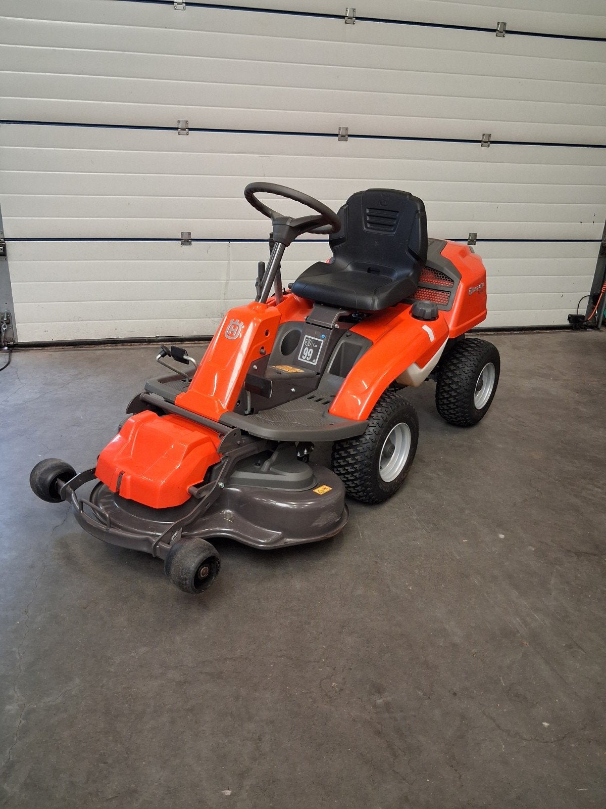 Husqvarna rider frontmaaier 214 nieuwstaat 28 uur zitmaaier, Tuin en Terras, Zitmaaiers, Ophalen, Gebruikt, Stiga, 90 tot 120 cm