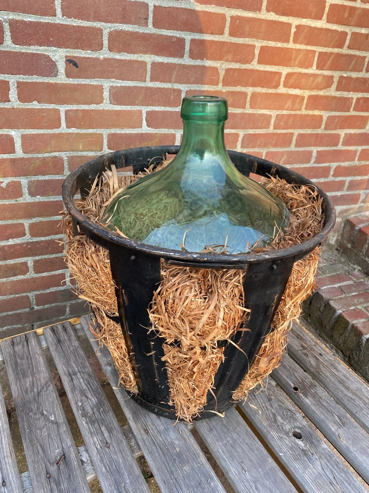 Zware Brocante Gistfles in Metalen Korf - Eyecatcher, Ophalen