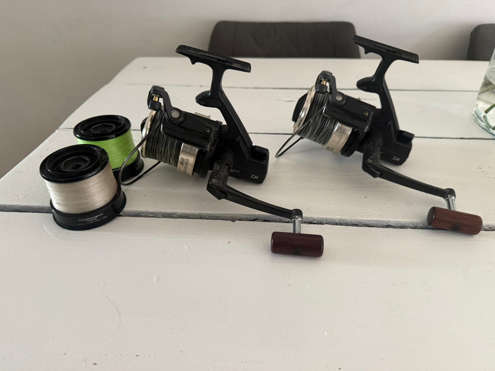 2x daiwa tournament black S + 2 5000t spoelen, Watersport en Boten, Hengelsport | Karpervissen, Ophalen of Verzenden, Gebruikt