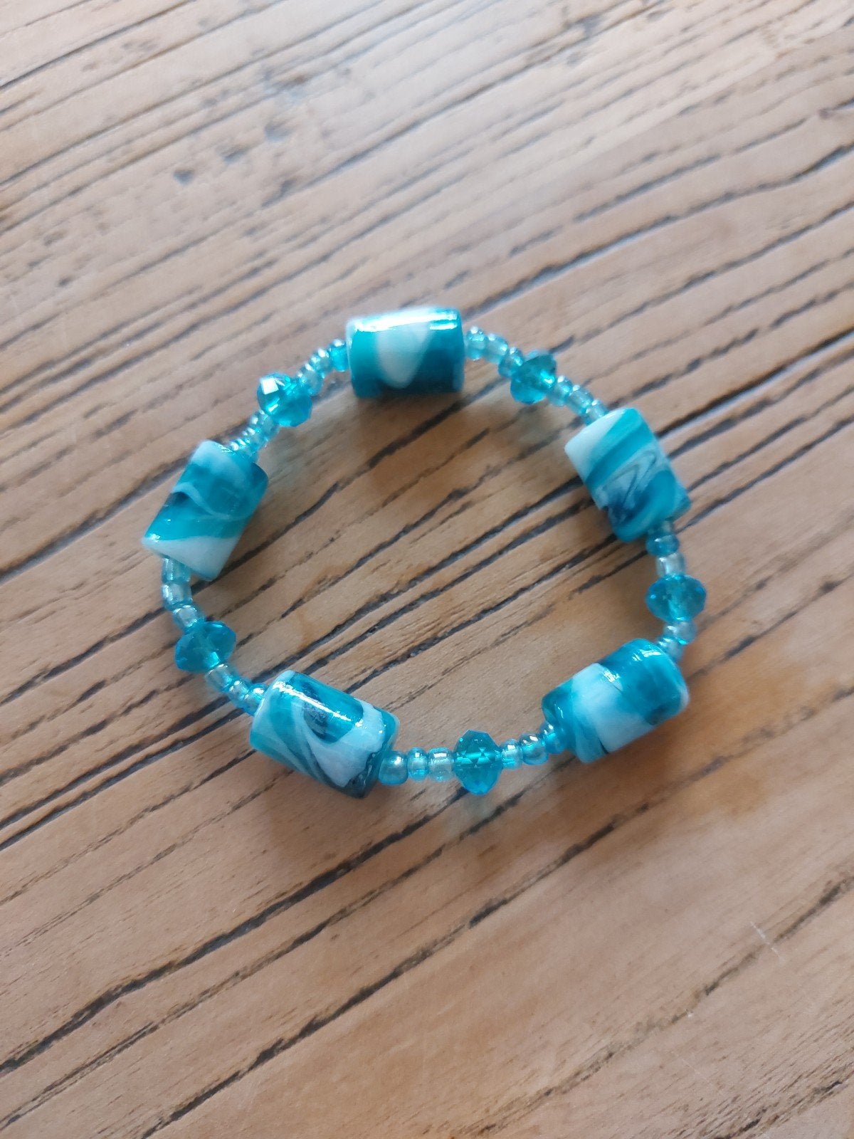 Blauwe kralenarmband, Sieraden, Tassen en Uiterlijk, Armbanden, Kunststof of Plastic, Zo goed als nieuw, Met bedels of kralen