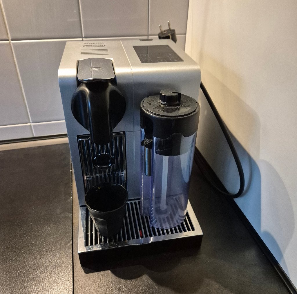 Te koop Nespresso Lattissima Pro, Ophalen, Koffiepads en cups, Gebruikt, 10 kopjes of meer