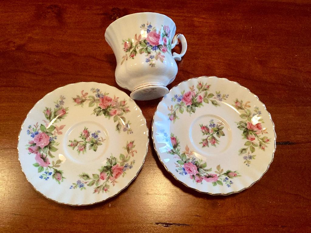 1 klein kopje van Royal Albert "Moss Rose" + 2 schotels, Antiek en Kunst, Ophalen of Verzenden