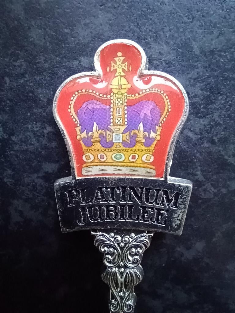 Theelepeltje Platinum Jubilee HM Queen Elizabeth II 2022, Antiek en Kunst, Ophalen