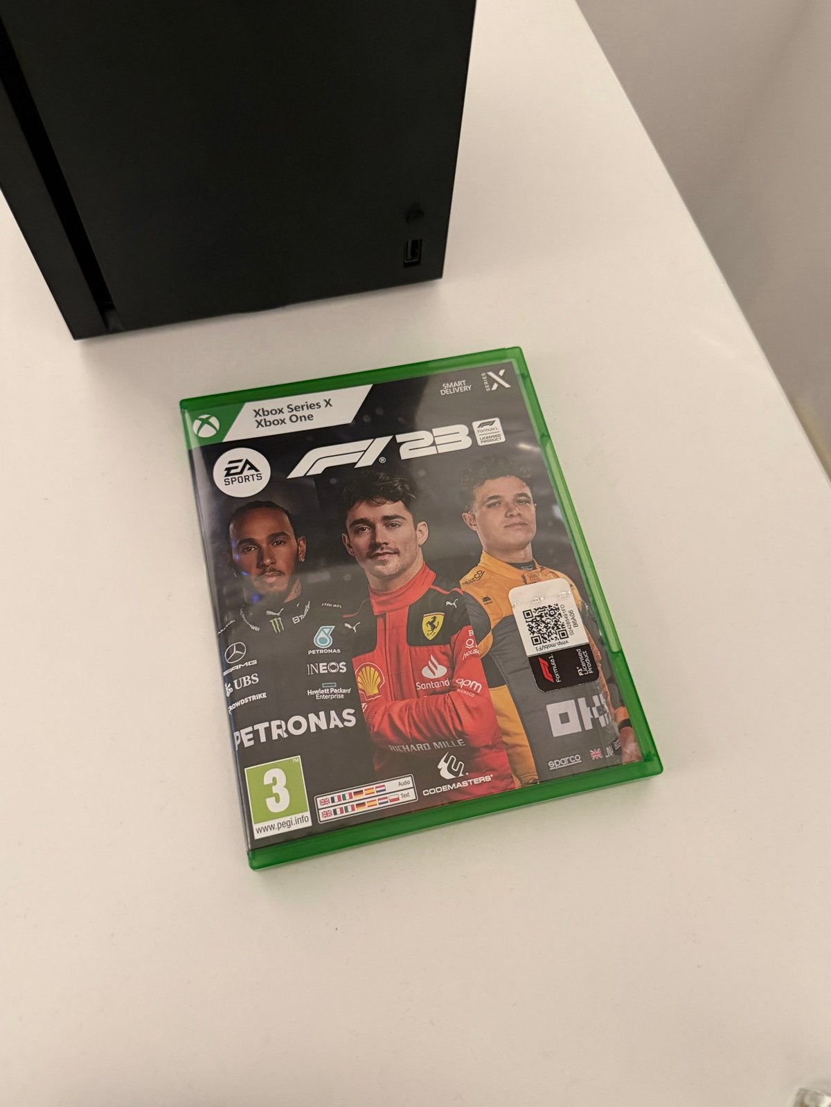 Foto 6 van Xbox Series X met controller en F1 23 game