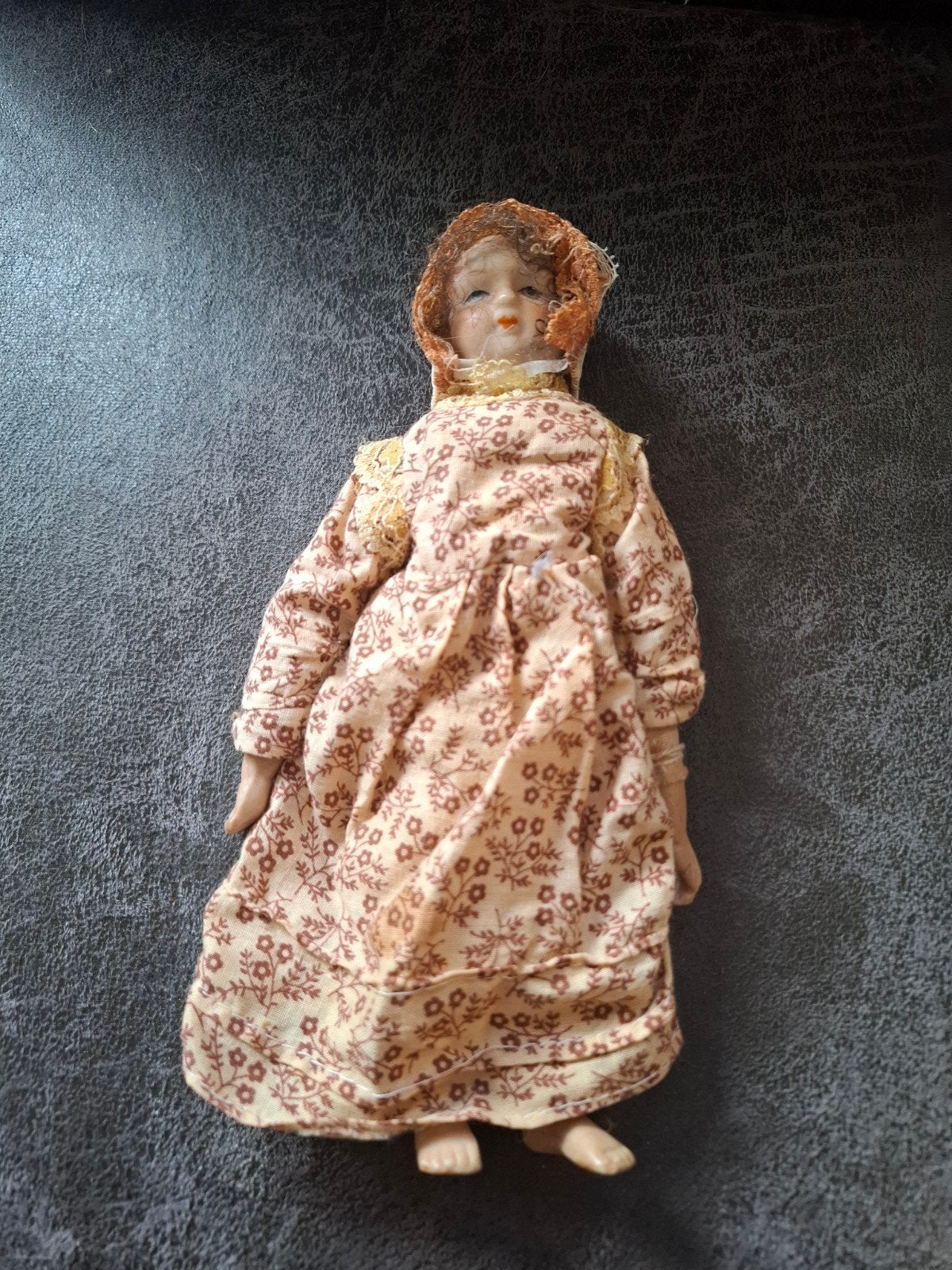 Antieke porseleinen pop met kanten muts, 20 cm, Verzamelen, Ophalen of Verzenden, Gebruikt, Pop